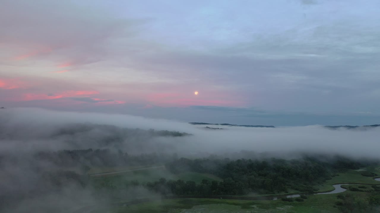 안개가 가득한 산에서 해가 뜨고 해가 지는 모습