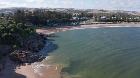 Hermosa-Antena-De-Port-Elliot-Y-Horseshoe-Bay-Con-Embarcadero-Y-Playa,-Australia-Del-Sur