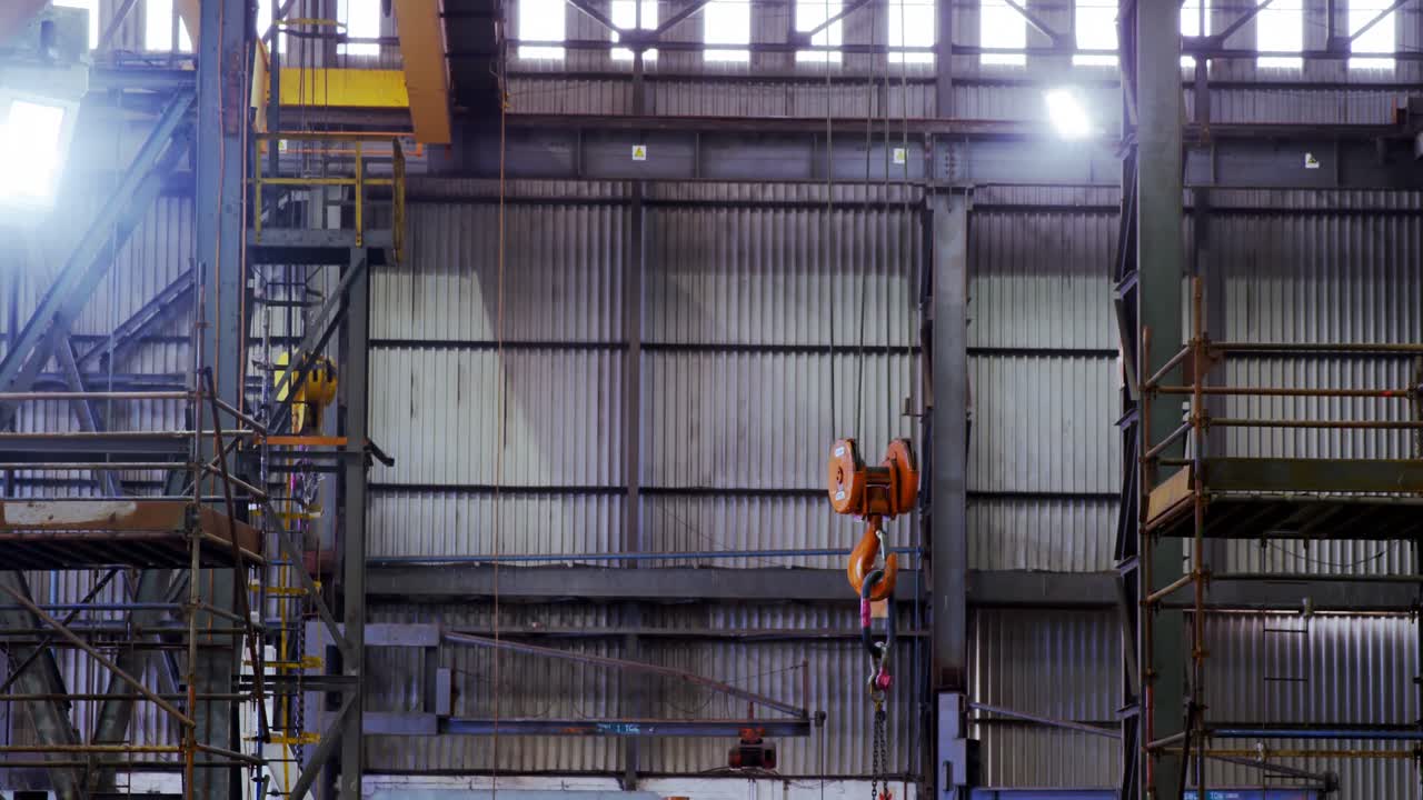 máquina de elevación colgada en el taller 4k