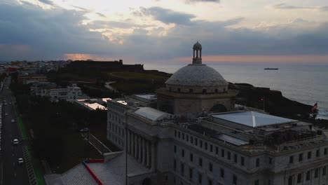pasando el edificio del estado de puerto rico hacia el fuerte de san felipe del morro en puerto rico