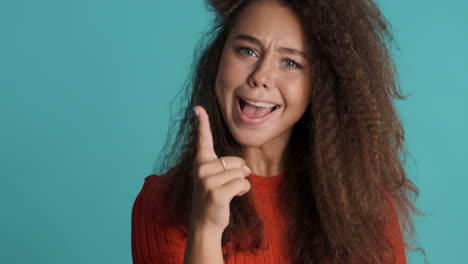 una mujer caucásica de cabello rizado con una nueva idea.