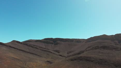 4x4-pickup-truck-driving-on-dirt-roads-on-mountain-passes-in-the-Cederberg-with-some-scenic-views-and-landscape