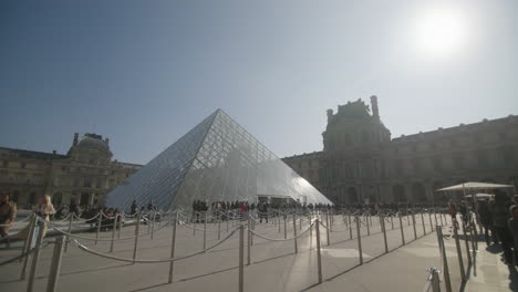 Panorama-De-La-Escénica-Pirámide-De-Cristal-Del-Louvre-Y-Museo-En-París