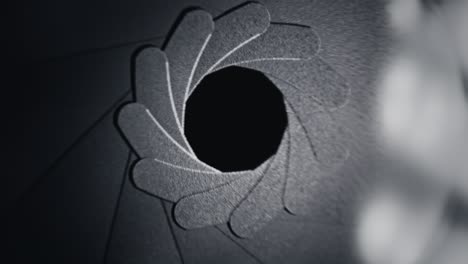 ajuste de la apertura en la lente de la cámara. vista de cerca. las hojas del iris se abren y se cierran lentamente. tecnología, cámara, concepto de equipo de disparo