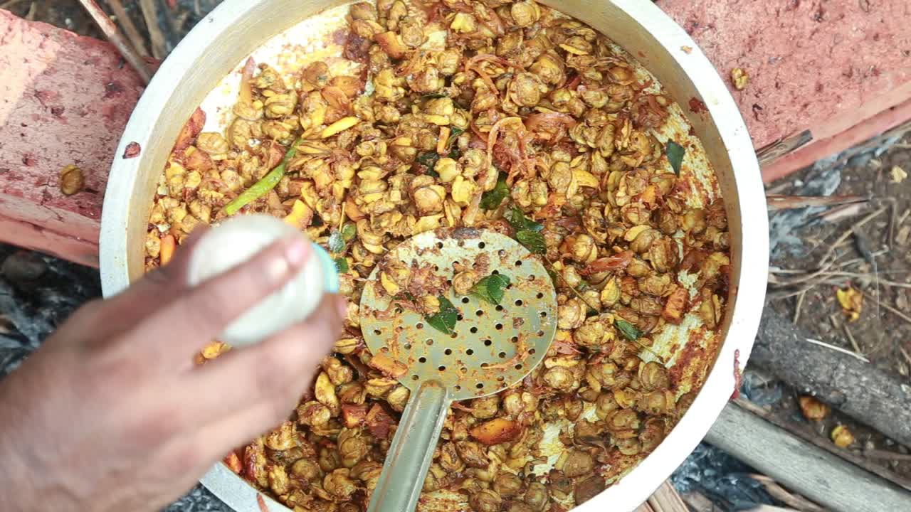 rociar sal en el curry, almeja negra masala curry, al aire libre tradicional, almejas negras cocinar, contaminación, masala, ladrillo