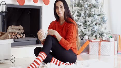 Trendy-gorgeous-young-woman-relaxing-at-Xmas