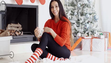 una joven hermosa y a la moda se relaja en navidad.