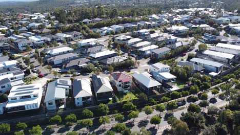 Vista-Aérea-De-Una-Carretera-Dividida-En-Un-Suburbio-Residencial-Con-Tráfico-Ligero-En-Australia