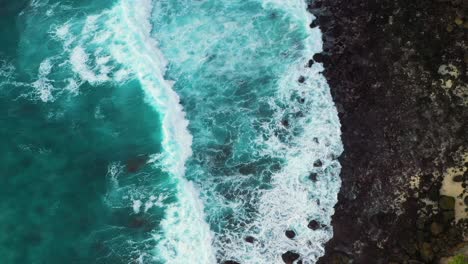 Vista-Aérea-De-Las-Olas-Del-Océano-Turquesa-Rompiendo-La-Costa-De-La-Isla-De-Nusa-Penida,-Una-De-Las-Atracciones-Turísticas-De-La-Isla-De-Bali-Playa-De-Cristal-Playa-De-Kelingking-ángulo-Playa-Rota-De-Billabong