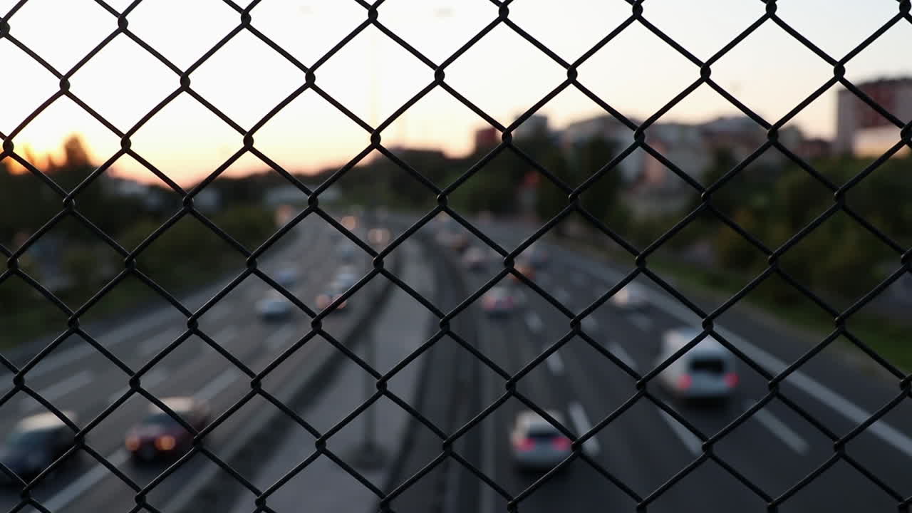 ночной трафик за проволочным забором в стамбуле