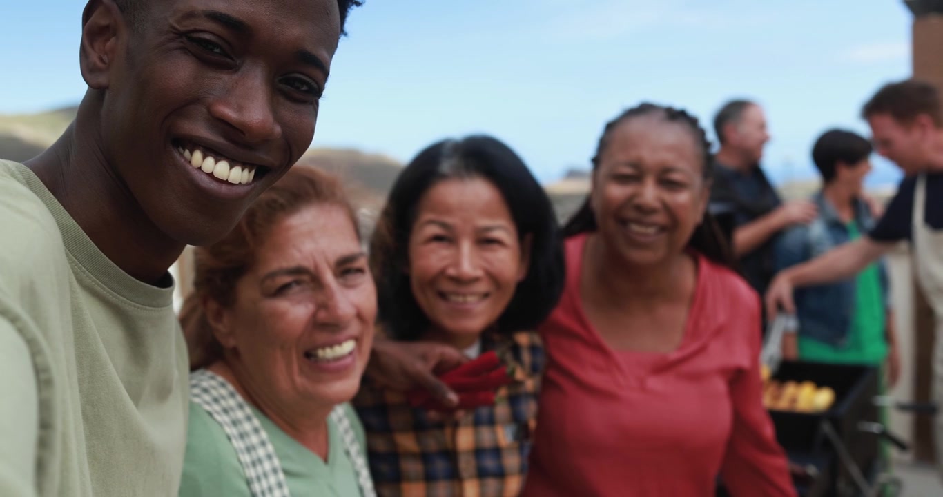 Amigos Multiétnicos Felizes Tirando uma Selfie em um Churrasco ao Ar Livre