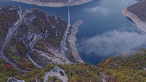 Panoramablick-Auf-Die-Schlucht-Des-Piva-Sees-In-Montenegro-Mit-Niedrigen-Wolken-Bei-Sonnenaufgang,-Luftaufnahme