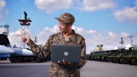 oficial militar usando una computadora portátil
