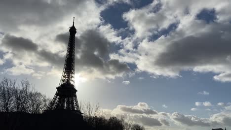 la silueta de la torre eiffel contra el cielo nublado