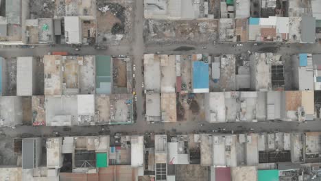 vista aérea de arriba hacia abajo de los tejados de mosaico en el centro de karachi