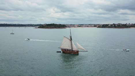 Le-Renard-wooden-corsair-ship-sailing-along-Saint-Malo-coast,-France