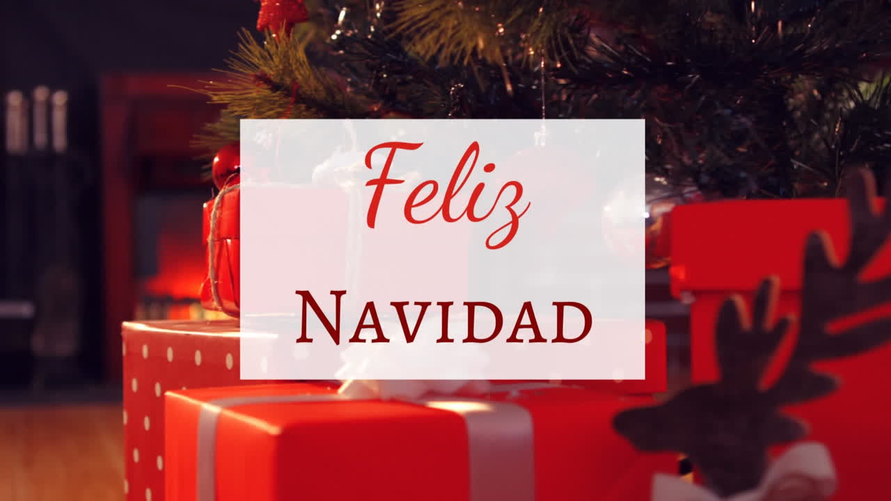 feliz navidad escrito sobre el árbol de navidad y regalos