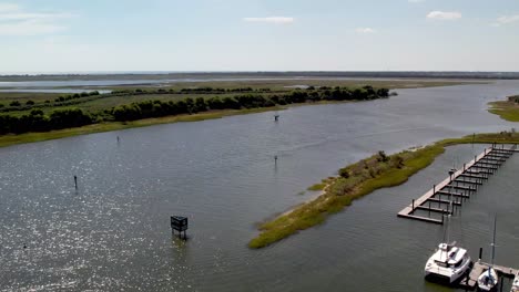 Río-Cabo-Miedo-En-Southport-Nc,-Antena-De-Carolina-Del-Norte-Con-Marina-En-Primer-Plano