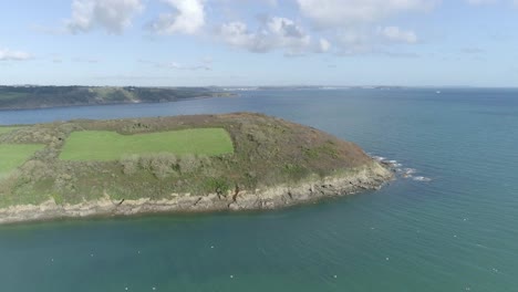 Antenne-Einer-Zerklüfteten-Küstenlandzunge-Mit-Feldern,-Die-In-Ihre-Wilde-Landschaft-Gemeißelt-Sind