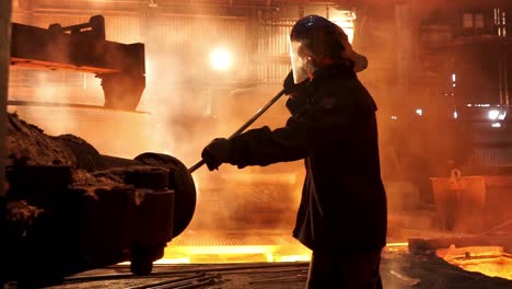 trabajador de una fábrica de acero en acción