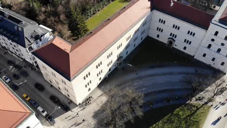 Haltestelle-Universität-München-Im-Zentrum-Der-Stadt