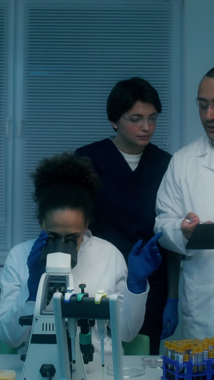 científicos que trabajan en un laboratorio