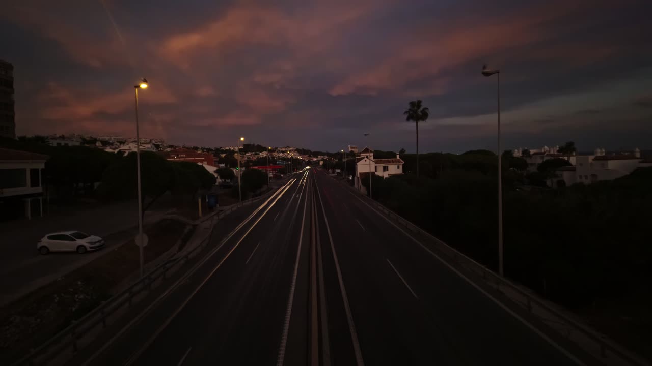 Time-lapse dal giorno alla notte di una strada in 4K.