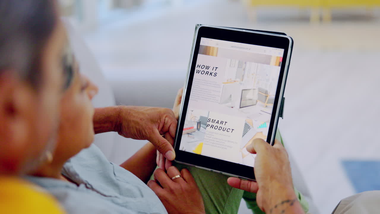 manos, tableta y compras en línea con pareja