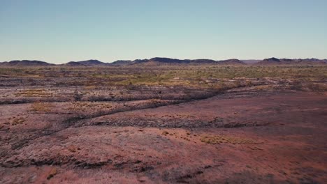 Drone-Aéreo-Volando-Bajo-Sobre-El-Vasto-Desierto-Australiano-Después-De-Un-Incendio-Forestal