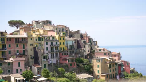 Uno-De-Los-Cinco-Hermosos-Pueblos-De-Cinque-Terre-Con-Casas-Coloridas-En-Un-Acantilado-Junto-Al-Mar