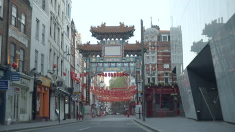 London,-China-Town,-Wardour-Street,-Leer,-Verlassen-Und-Verlassen-Während-Der-Londoner-Coronavirus-Sperrpandemie,-Mit-Geschlossenen-Geschäften-Und-Ohne-Menschen