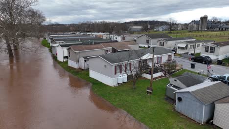 Parque-De-Casas-Rodantes-Inundado-En-La-Orilla-Del-Río