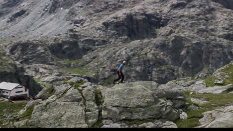 Joven-Caminando-En-La-Cima-De-La-Montaña,-Felación-En-Valmalenco,-Italia