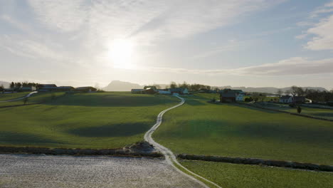 Paisaje-Rural-Con-Tierras-Agrícolas-Inundadas-Por-El-Sol-En-Noruega,-Antena