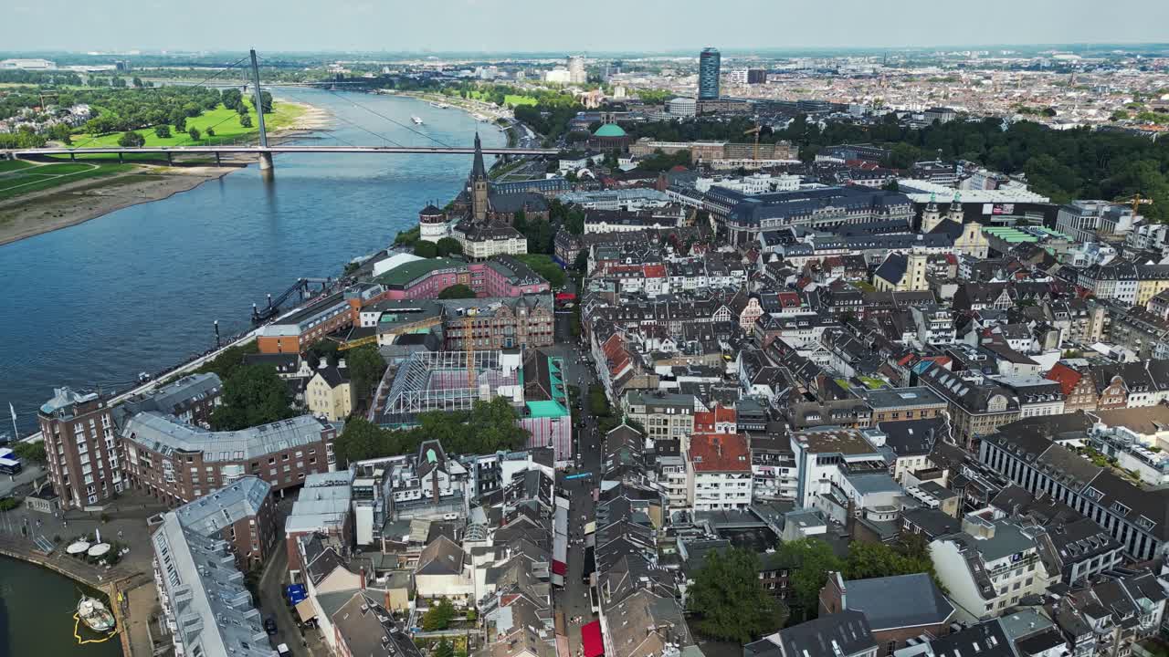 라인 강을 가로지르는 오베르카셀러 다리와 뒤셀도르프 시를 둘러싼