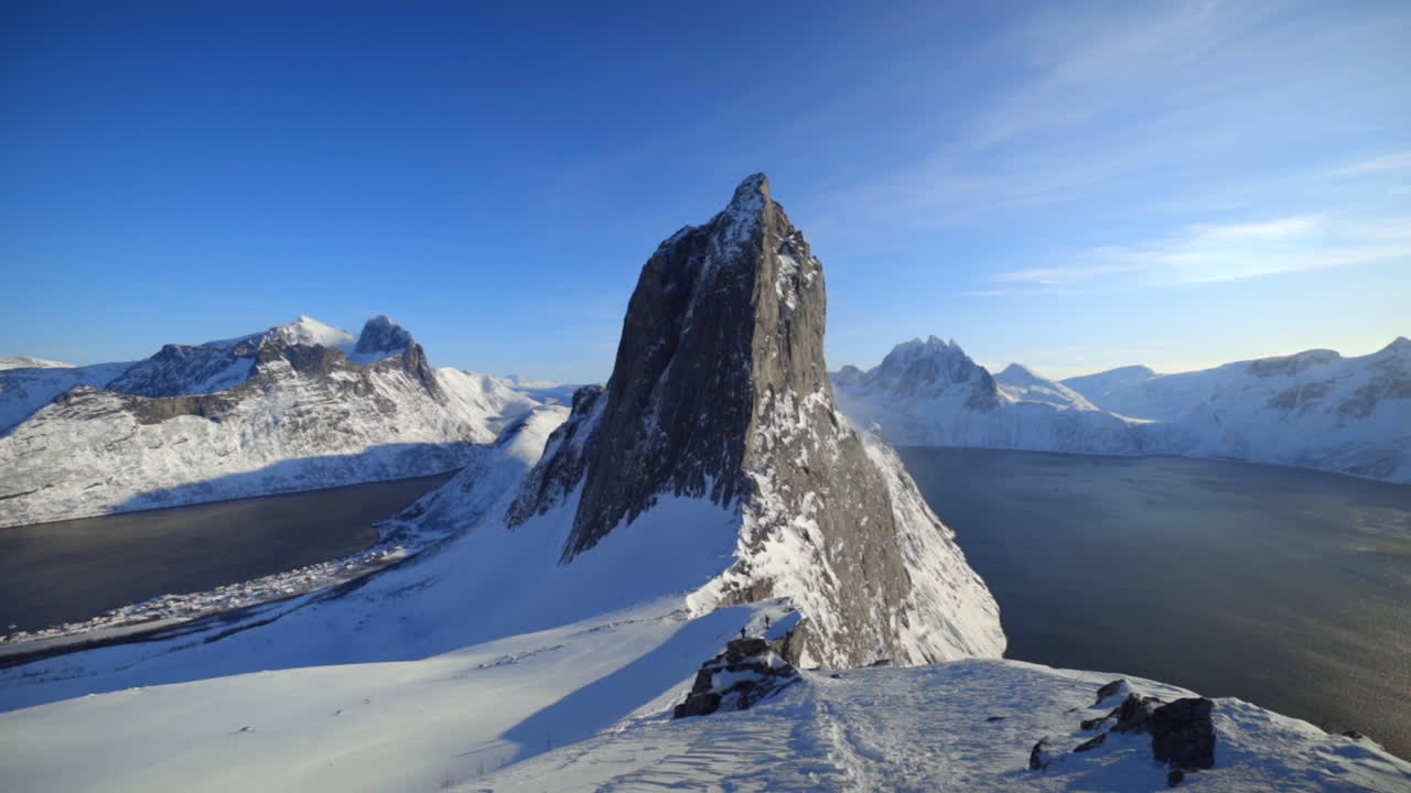 toma estática del icónico monte segla en noruega durante el invierno en un día soleado