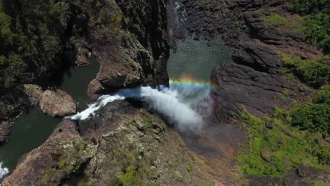 antena: cataratas wallaman, queensland, australia, agua de río que se precipita sobre la roca