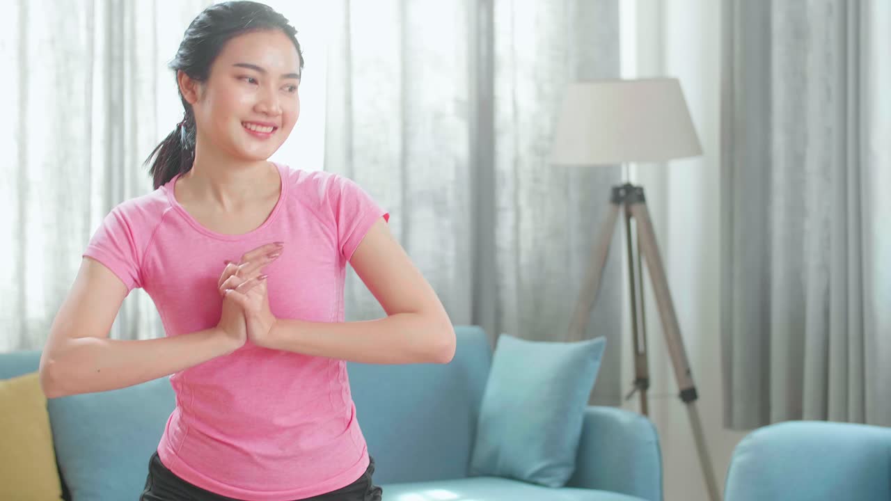 집에서 요가를 하는 여자