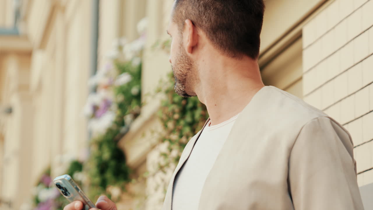 도시에서 스마트폰으로 문자 메시지를 보내는 남자