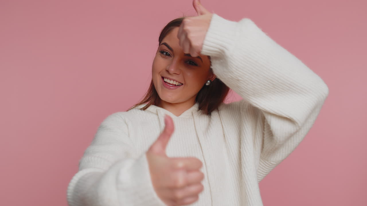 la mujer hipster levanta el pulgar está de acuerdo o da una respuesta positiva recomienda el anuncio le gusta bien