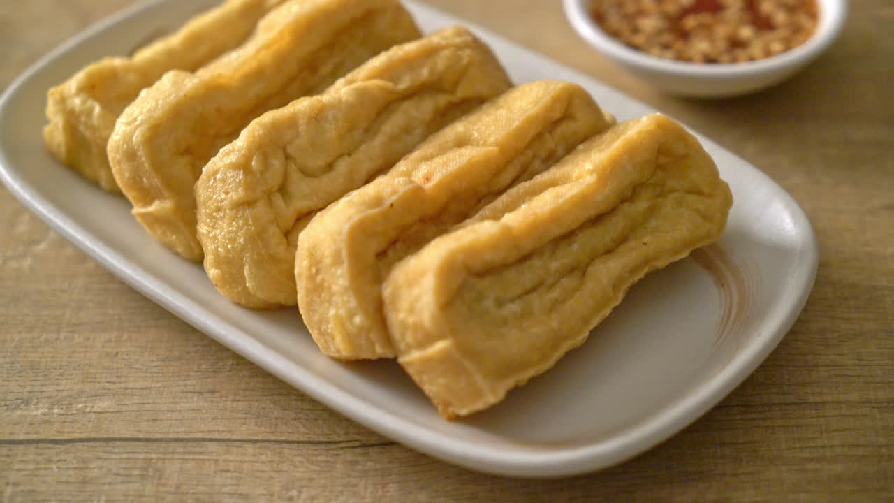 소스를 곁들인 튀긴 두부-비건 채식 및 채식 음식 스타일