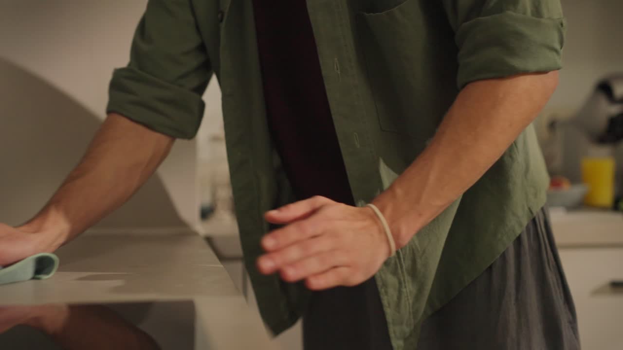 주방 카운터을 청소하는 남자