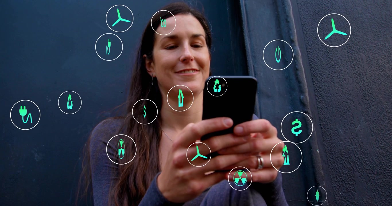 Mujer apoyada en una pared metálica, usando su teléfono, generando un enjambre de iconos de energía y finanzas, revisando facturas.