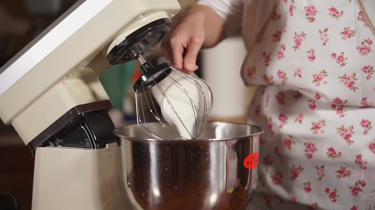 스탠드 서 에 설탕 을 첨가 하는 여자