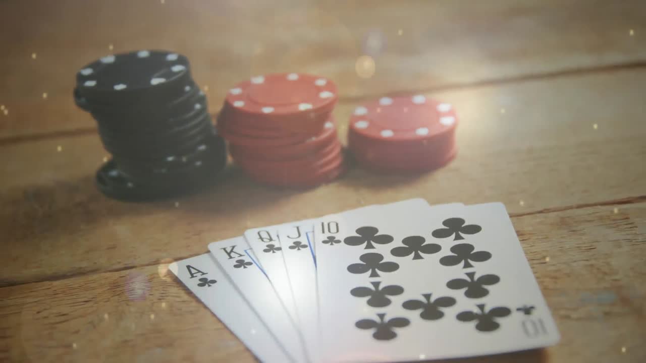 cartas de póquer y fichas en una mesa de madera