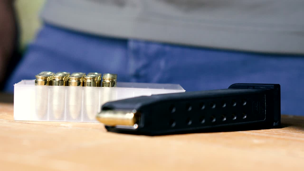 las manos cargan una pistola de combate para disparar.