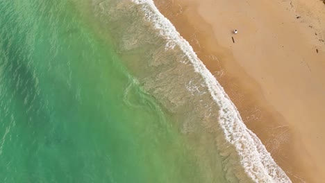 disparo desde arriba del océano golpeando la playa