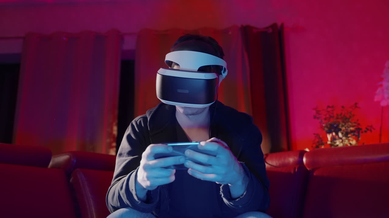 Uomo che gioca a videogiochi mobili con visore VR a casa