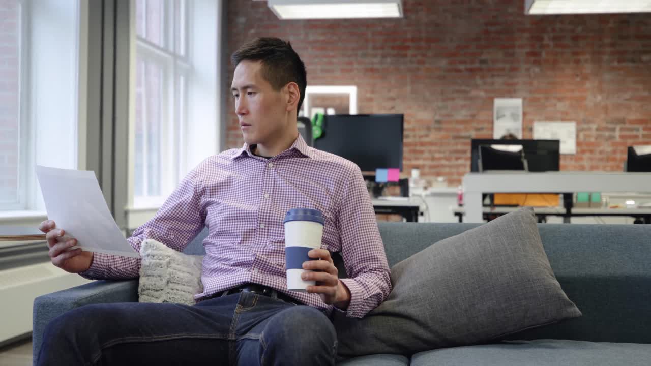 현대적 인 사무실 에서 일 하는 사업가