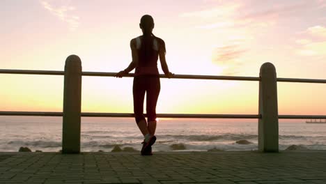 Eine-Sportliche-Frau-Macht-Beim-Joggen-Eine-Pause